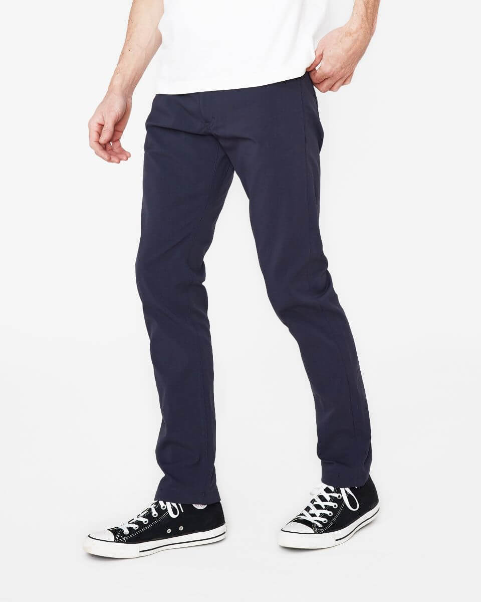 H&W: Jonathan is 6’2" / 170 Lbs. wearing size 32#color_deep indigo