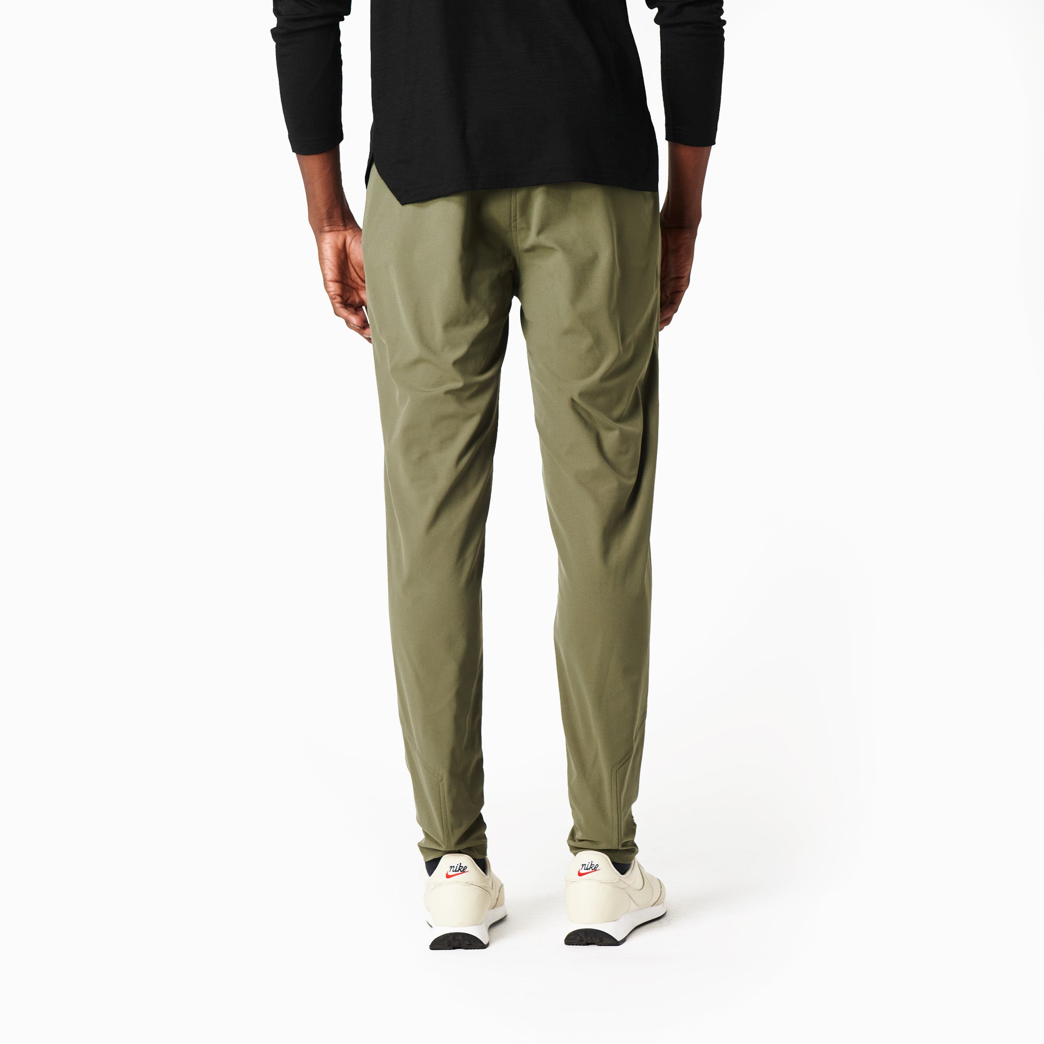 H&W: Jonathan is 6’2" / 170 lbs. wearing the M/31#color_olive