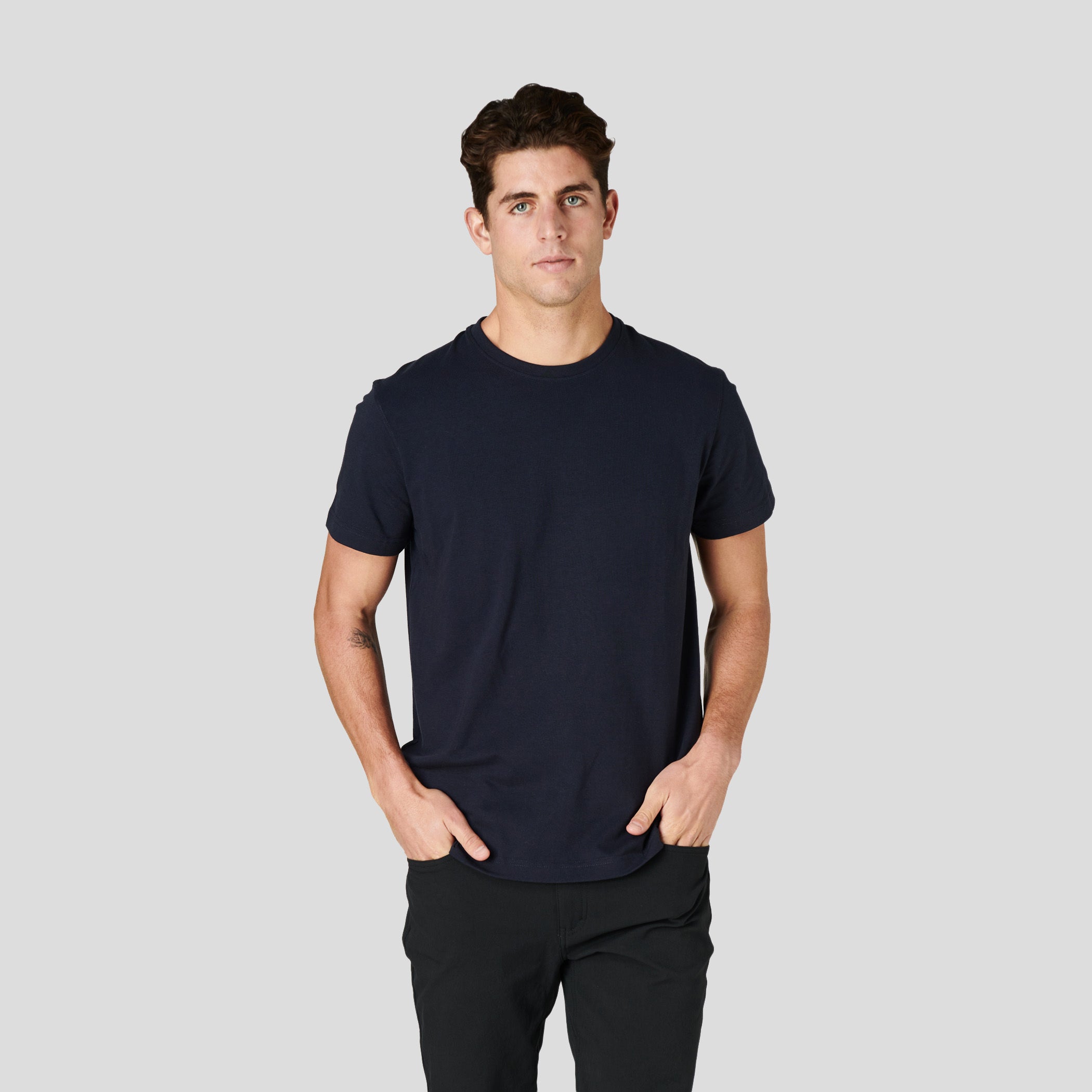 H&W: Tom is 6’ / 170 lbs. wearing size Medium#color_navy